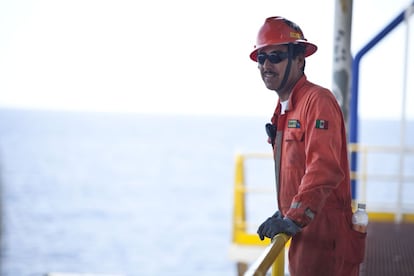Los petroleros trabajan 12 horas diarias y permanecen a bordo de las plataformas 14 días.