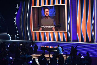 El presidente ucranio, Volodímir Zelenski, durante la emisión de su mensaje en la gala de los Premios Grammy, celebrada el domingo en Las Vegas (Estados Unidos). Zelenski calificó en la televisión estadounidense de "genocidio" contra el pueblo ucranio lo que están haciendo las Fuerzas Armadas rusas en el país, tras el hallazgo de cientos de cadáveres en las zonas del norte que hasta ahora ocupaba Rusia.