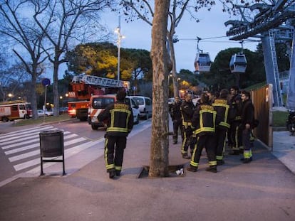 Bomberos en la estaci&oacute;n de Miramar del telef&eacute;rico de Montuj&iuml;c, durante las labores de rescate de las personas atrapadas.