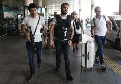 Policías turcos patrullan los alrededores del aeropuerto internacional de Atatürk en Estambul.