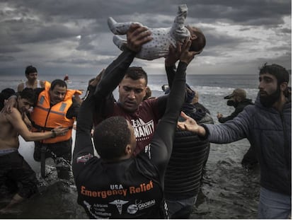 Refugiados que acaban de alcanzar las costas de la isla griega de Lesbos. La imagen forma parte de una serie del fotógrafo Santi Palacios, ha sido galardonado por la Asociación Nacional de Informadores Gráficos de Prensa y Televisión.