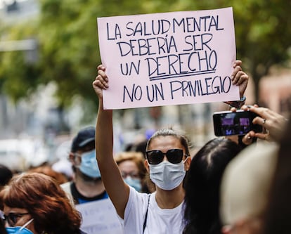 Una mujer muestra una pancarta en una manifestación por la salud mental, el pasado 10 de octubre.