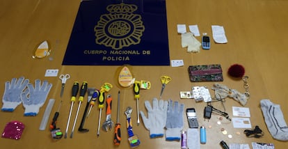 Objetos para cometer los atracos que la policía ha incautado a la banda de mujeres croatas.