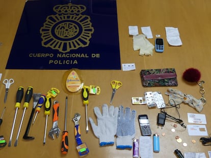 Objetos para cometer los atracos que la policía ha incautado a la banda de mujeres croatas.