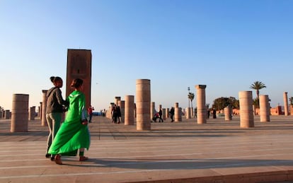 Explanada y bosque de columnas de la mezquita de Hassan al atardecer, en Rabat (Marruecos).