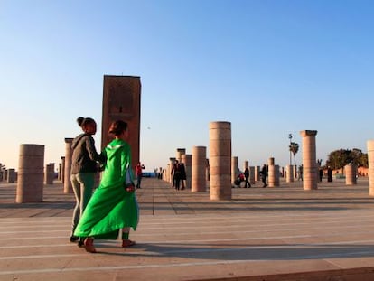 Explanada y bosque de columnas de la mezquita de Hassan al atardecer, en Rabat (Marruecos).