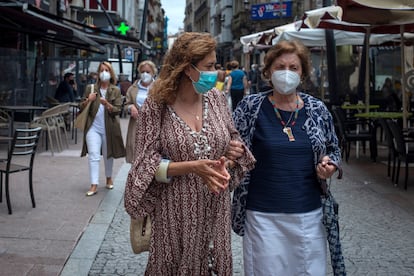 Dos mujeres caminan con mascarilla por una céntrica calle de Ourense, este viernes.