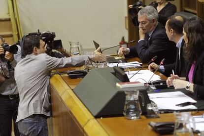 Hasier Arraiz tiende la mano al representante del PP en el Parlamento Antón Damborenea en su despedida como parlamentario de EH Bildu.