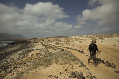 Una mujer camina por la Isla de la Graciosa en el Parque Natural del archipiélago de Chinijos.
