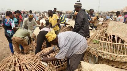 Hombres en un mercado de Kara durante las compras de fin de a&ntilde;o, en Nigeria.