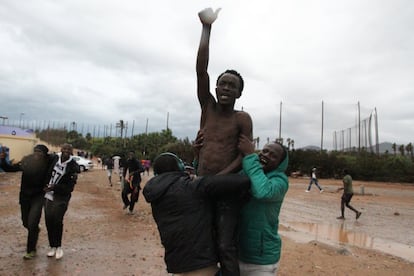 Unos inmigrantes subsaharianos celebran su llegada al CETI de Melilla tras saltar la valla fronteriza.
