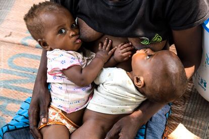 Bebés gemelos durante la lactancia materna en el departamento de Plateaux, en el Congo. Unicef y la OMS, en consonancia con las medidas de política abogadas por el Colectivo Mundial para la Lactancia Materna, dirigido por ambos organismos, ha hecho un llamamiento a los gobiernos para invertir lo necesario con el fin de que todas las mujeres puedan acceder a asesoramiento cualificado sobre lactancia materna.