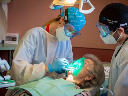 Alumnos de la Facultad de Odontología de la Universidad Complutense realizan prácticas este mayo.