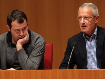 Alfonso Santiago (a la izquierda) y el director de Bilbao Ekintza, Juan Félix Madariaga, ayer, en la presentación de los conciertos Bob Dylan y Bilbao BBK Live.