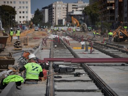 Albañiles durante las obras de ampliación del tranvía de Sevilla.