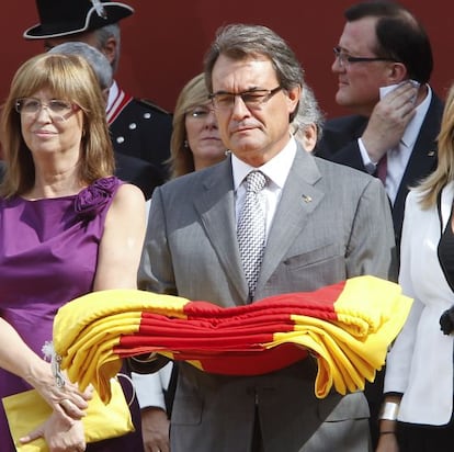 Artur Mas, presidente de la Generalitat catalalana, con la señera durante un acto institucional en la Diada en Barcelona, el pasado martes.