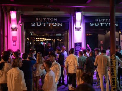 Grupos de jóvenes esperaban en junio de 2021 para entrar en la discoteca Sutton, en Barcelona.