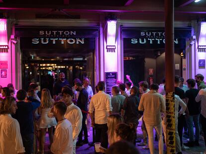 Jóvenes a la espera para entrar en la discoteca Sutton de Barcelona, la noche del sábado 27 de junio.