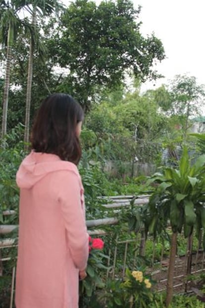 Tras dos años en China, Thuy ha conseguido rehacer su vida. Trabaja en un hotel en Hanoi y está prometida.