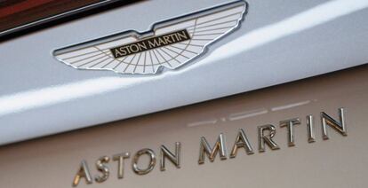 Placa de Aston Martin sobre un Vantage.