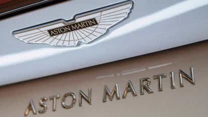 Placa de Aston Martin sobre un Vantage.