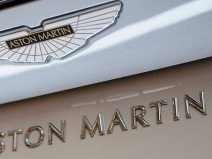 Placa de Aston Martin sobre un Vantage.