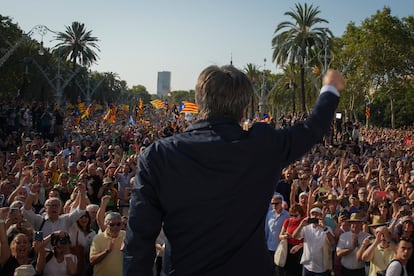 El líder independentista ser dirige a sus simpatizantes en el paseo Lluís Companys de Barcelona.