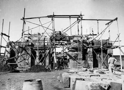 La iglesia, durante el desmonte para su traslado en 1930.