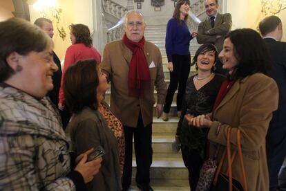 El alcalde de Bilbao, Iñaki Azkuna, charla con algunas de las mujeres que forman parte del Pleno Municipal una vez finalizado el acto de esta mañana