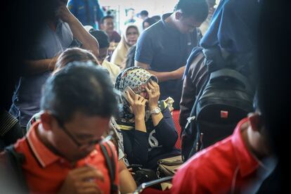 Un avión similar de Lion Air, la mayor aerolínea de bajo coste en Indonesia, ya sufrió un incidente en 2013 al estrellarse durante la aproximación final al aeropuerto internacional Ngurah Rai, en la isla de Bali. En la imagen, familiares de los pasajeros desaparecidos en el aeropuerto internacional de Pangkal Pinang, en Bangka Belitung (Indonesia).