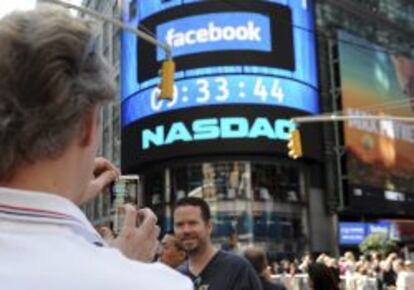 Logotipo de Facebook en el luminoso del exterior de la sede del Nasdaq. 