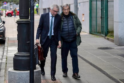 Francisco Álvarez-Cascos, a su llegada esta mañana a la Audiencia provincial de Oviedo, acompañado por su abogado.