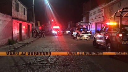 Miembros de la Guardia Nacional y de la Policía Municipal acordonan la zona donde fue registrado un multi homicidio en Irapuato, Estado de Guanajuato, en 2021.
