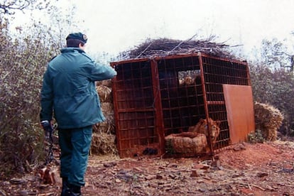 Un guardia civil se?ala la jaula de un len en la finca de Monterrubio de la Serena (Badajoz).