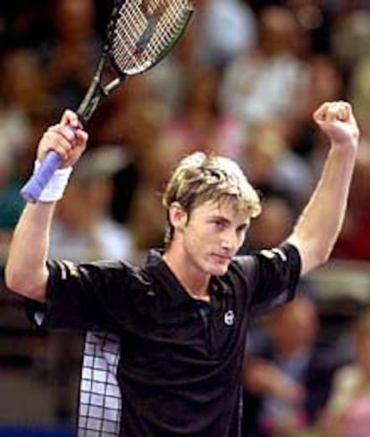 Juan Carlos Ferrero alza los brazos tras su victoria sobre Goran Ivanisevic.