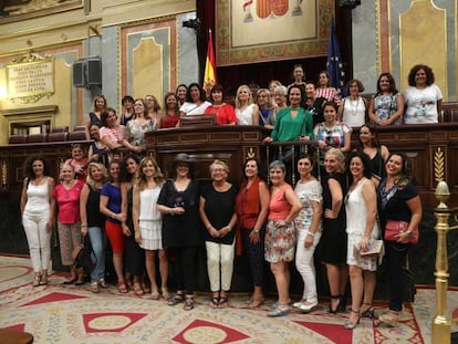 Miembros de MUPOLIA, asociaci&oacute;n de mujeres de todos los cuerpos y fuerzas de seguridad del Estado, en el Congreso de los Diputados.