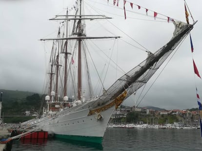 El buque escuela 'Juan Sebastián Elcano' atracado en el puerto de Getaria.