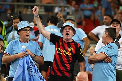 Aficionados del Manchester City en la grada del estadio Karaiskakis.