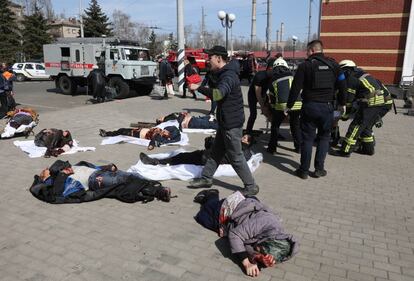 Personal de emergencias junto a los cadáveres de varias personas tras el ataque en Kramatorsk. El Kremlin ha negado haber atacado a civiles desde que inició su invasión de Ucrania, el 24 de febrero.