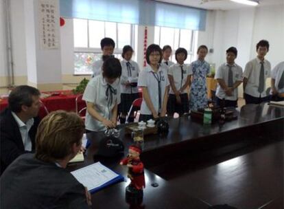 Encuentro con los estudiantes de una escuela en la localidad china de Tianjin.