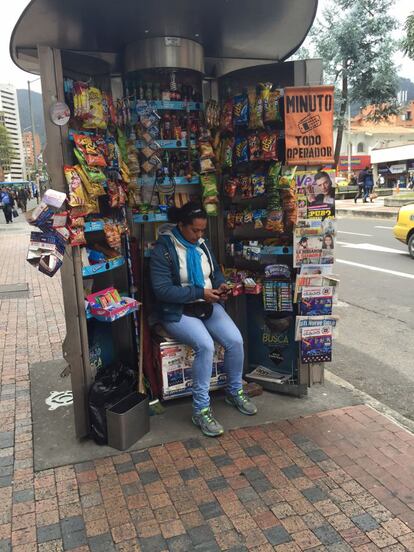 Los quioscos, por minúsculos que sean, ofrecen en Colombia desde chucherías a minutos de móvil.