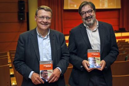 El exministro Jordi Sevilla, y Miguel &Aacute;ngel Villena, durente la presentaci&oacute;n del libro del periodista. 