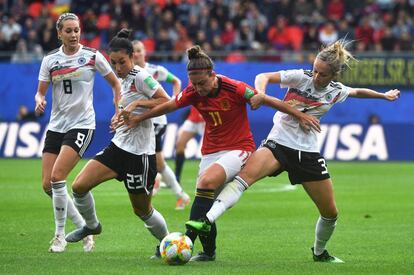 La centrocampista española, Alexia Putellas, trata de llevarse el balón entre varias jugadoras alemanas.