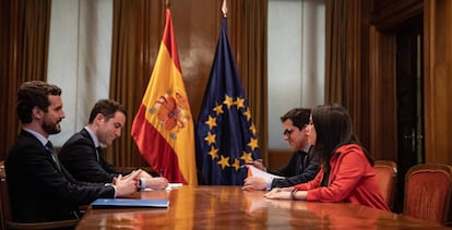 Imagen de la reunión de ayer en el Congreso de los Diputados entre el presidente del PP, Pablo Casado, y la portavoz parlamentaria de Ciudadanos, Inés Arrimadas, junto Teodoro García Egea y José María Espejo-Saavedra, para hablar de coaliciones en elecciones autonómicas.