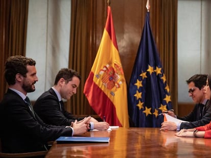 Imagen de la reunión de ayer en el Congreso de los Diputados entre el presidente del PP, Pablo Casado, y la portavoz parlamentaria de Ciudadanos, Inés Arrimadas, junto Teodoro García Egea y José María Espejo-Saavedra, para hablar de coaliciones en elecciones autonómicas.