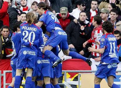 El jugador azulón marca tres de los cinco goles de su equipo en la victoria ante el Sporting