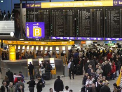 Centenares de pasajeros hacen cola en el aeropuerto de Fr&aacute;ncfort.