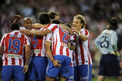 Los jugadores del Atlético felicitan a Diego Costa tras su gol.