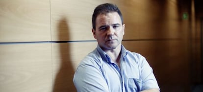 Felipe García, el mecánico de Spanair que atendió el avión siniestrado, en un pasillo del despacho de abogados que le asiste.