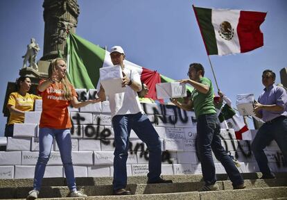 Manifestantes simulan la construcción de un muro en Ciudad de México.